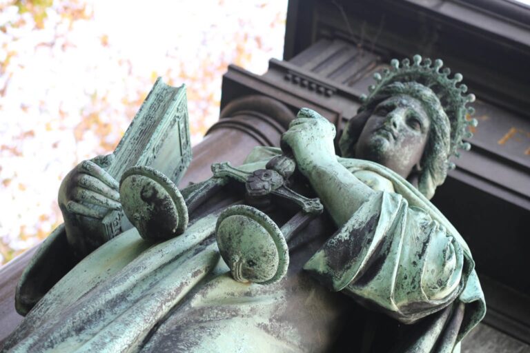 statua della Giustizia con la bilancia