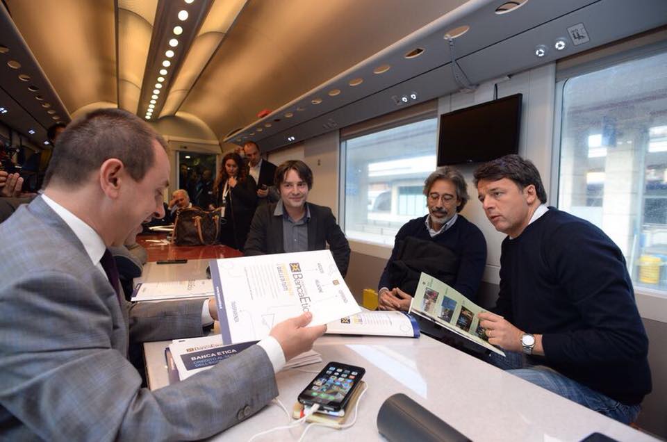 Renzi incontra i vertici di Banca Etica sul treno PD